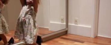 fetita danseaza