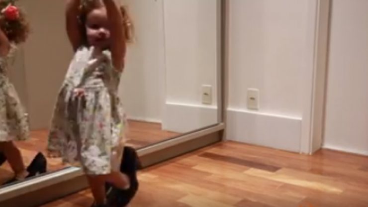 fetita danseaza