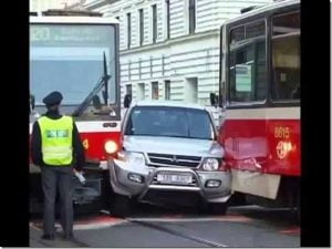 Acești oameni în situații penibile ne arată că poți îndesa orice obiect. Chiar și acolo unde nu mai e loc 20 doua autobuze