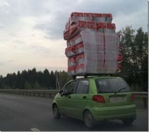 Acești oameni în situații penibile ne arată că poți îndesa orice obiect. Chiar și acolo unde nu mai e loc 22 masina verde