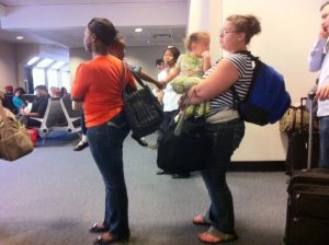 10 fotografii care îți vor reda încrederea că mai există oameni buni chiar și în zilele noastre 28 prietenie aeroport