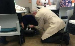 10 fotografii care îți vor reda încrederea că mai există oameni buni chiar și în zilele noastre 22 profesor copil
