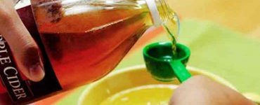 Numerosi experti in nutritie recomanda o lingurita de otet de mere inainte de culcare. Iata de ce