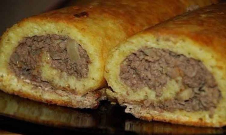 Rulada delicioasa de cartofi umpluta cu carne oaspetii vor mai cere o portie