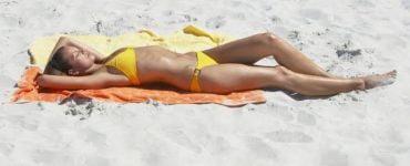 woman on the beach 90689 56913200